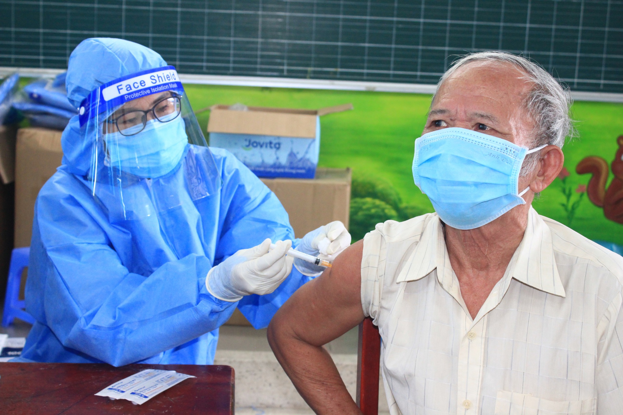 Tiêm vắc xin cho người dân ở TP.Biên Hòa, Đồng Nai