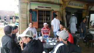 Ôm trụ điện 2 ngày giữa dòng nước lũ, được cứu mới biết ba mẹ đã mất