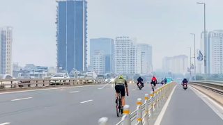 Người đàn ông ở Hà Nội gặp rắc rối sau khi ghi hình đoàn xe đạp đi vào làn ô tô