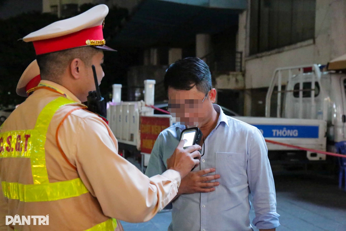 CSGT Hà Nội kiểm tra nồng độ cồn (Ảnh: Trần Thanh).