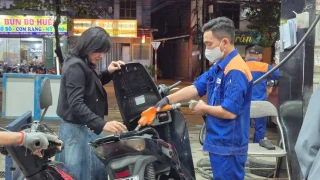 Giá xăng tiếp tục giảm, còn hơn 18.000 đồng/lít