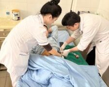 Ngã vào cọc sắt xuyên sâu 30cm qua hậu môn, người đàn ông 38 tuổi thoát “cửa tử” nhờ ca mổ xuyên Tết tại Cẩm Phả