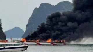 Cháy tàu du lịch trên vịnh Bái Tử Long