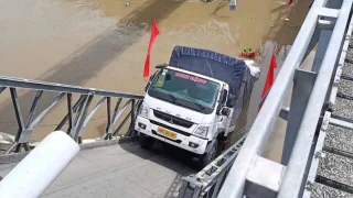 Sập cầu ở Cần Thơ, xe chở hàng chục tấn gạo rơi xuống sông