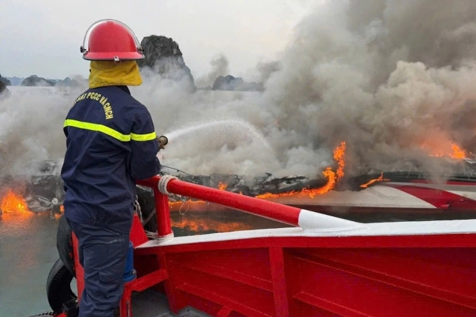 Công an Quảng Ninh tiếp cận vụ cháy. Ảnh Công an Quảng Ninh