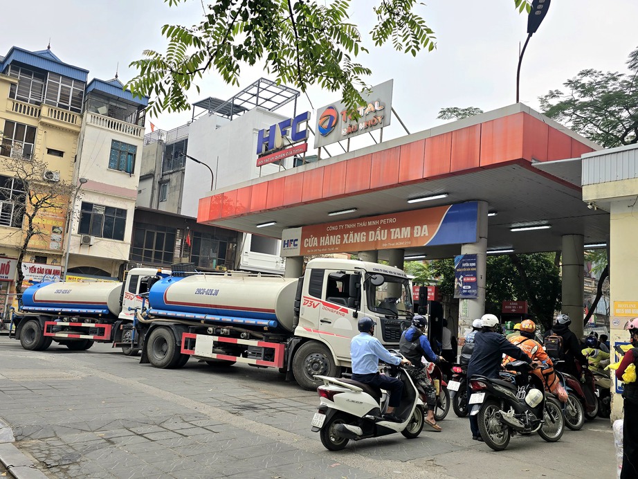 Bộ Công thương đề xuất doanh nghiệp bán lẻ được tự quyết giá xăng dầu- Ảnh 1.