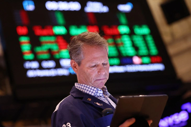 Đọc nhanh 10-3: Dầu bất ngờ rớt giá còn dưới 90 USD/thùng, chứng khoán Mỹ vọt lên - Ảnh 1.