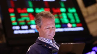 Đọc nhanh 10-3: Dầu bất ngờ rớt giá còn dưới 90 USD/thùng, chứng khoán Mỹ vọt lên