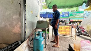 Giá gas tăng gần 100.000 đồng/bình, hàng quán TP.HCM lo tăng giá món ăn