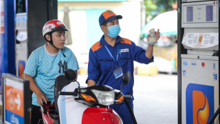 Giá xăng giảm gần 4.000 đồng một lít