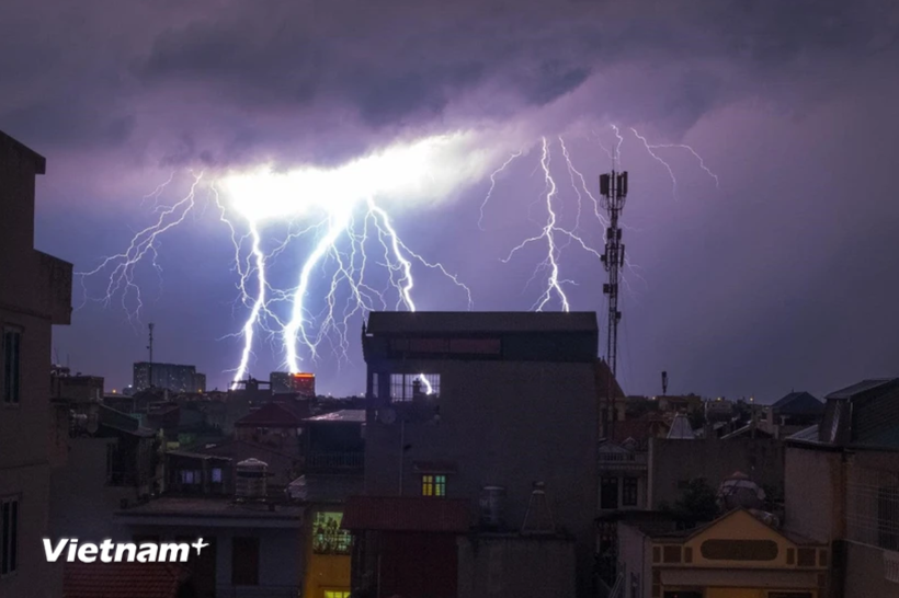 Đề nghị các tỉnh, thành phố khu vực Bắc Bộ và ven biển từ Quảng Ninh đến Quảng Ngãi, chủ động ứng phó với không khí lạnh, lốc, sét, mưa đá và gió mạnh trên biển. (Nguồn: Vietnam+)