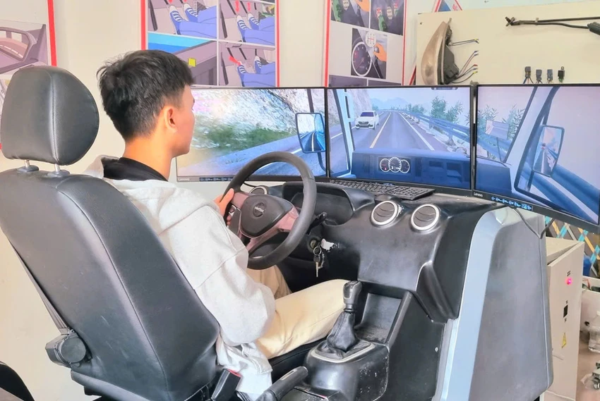 Hiện nhiều cơ sở đào tạo trang thiết bị để học viên học môn mô phỏng, mỗi lần học học viên phải đóng khoản phí 200.000 đồng. Ảnh: V.LONG