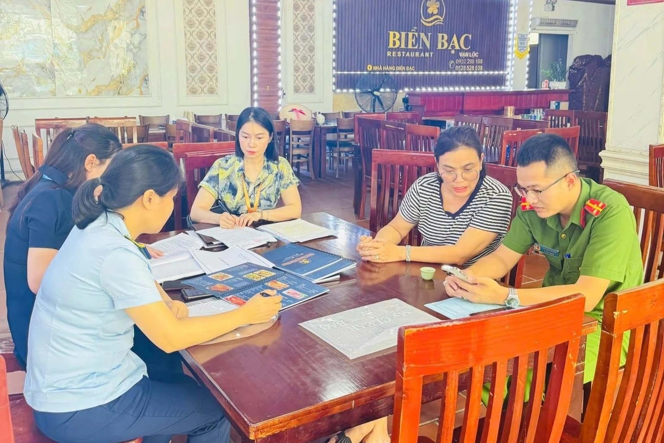 Đoàn kiểm tra liên ngành làm việc tại nhà hàng Biển Bạc (Ảnh: UBND phường Bãi Cháy).